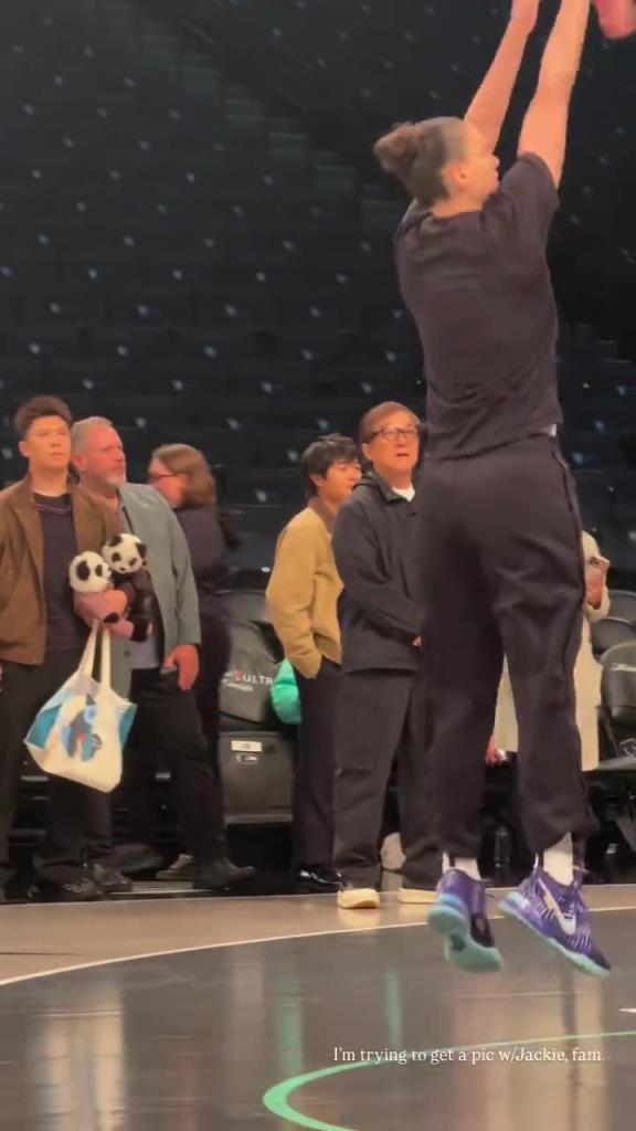 71歲成龍現(xiàn)身巴克萊中心看女籃比賽：她們投籃怎么那么準(zhǔn)?。?！