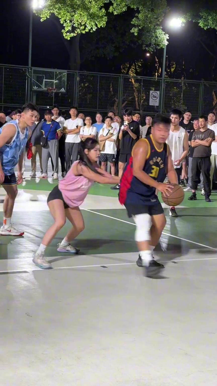 這哥們看見防自己的是女生，一個(gè)勁背打，球也不傳了